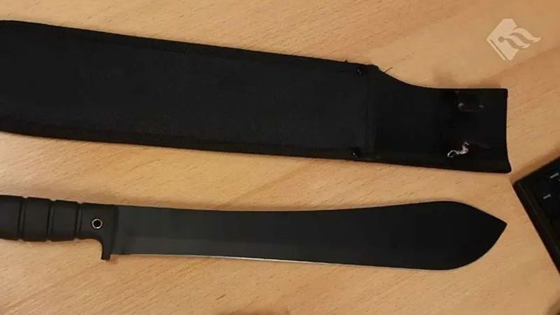 Bromfietser met machete op zak aangehouden