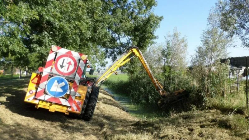 Maaien wegbermen voor verkeersveiligheid