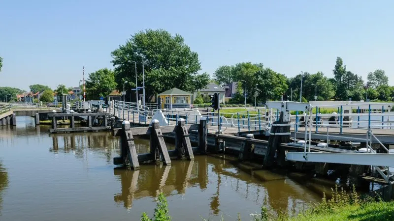 Werkzaamheden aan vlotbruggen op een rijtje