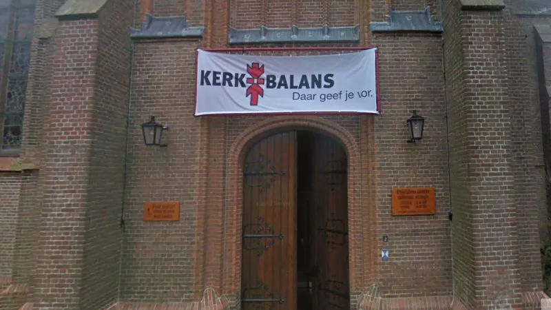 Kerkdeur gaat langzaam open