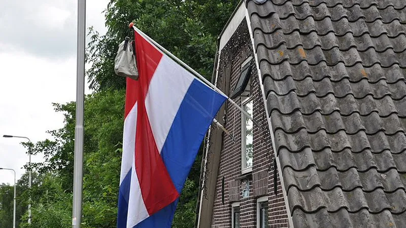 Docent met cijferlijsten de fiets op