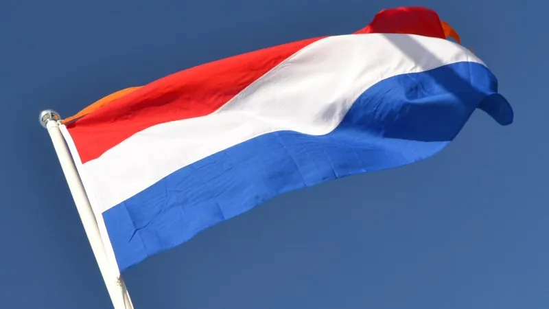 Vlag uit op gemeentehuis voor geslaagden