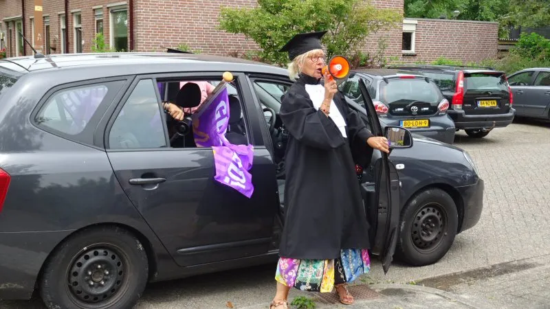 Docenten Regius College brengen diploma’s thuis