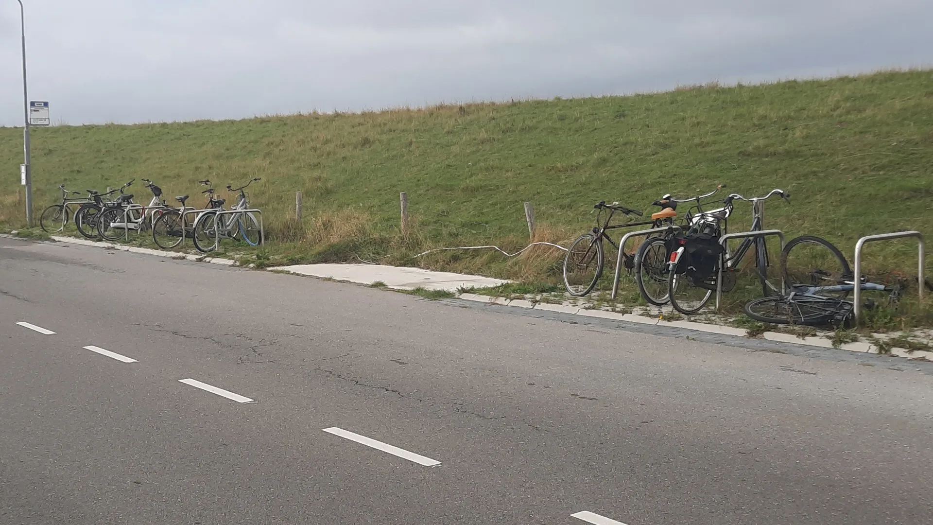 Scholieren Petten staan al half jaar in de regen